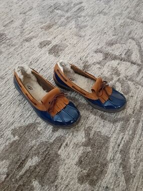 UGG Ashdale Navy Blue Patent Leather Shearling-Lined Duck Boat Shoes – Size 7